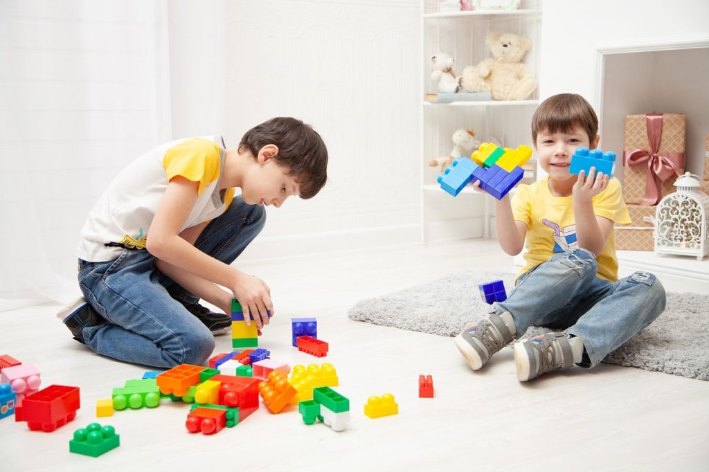 Comment encourager votre enfant à jouer de manière indépendante ?